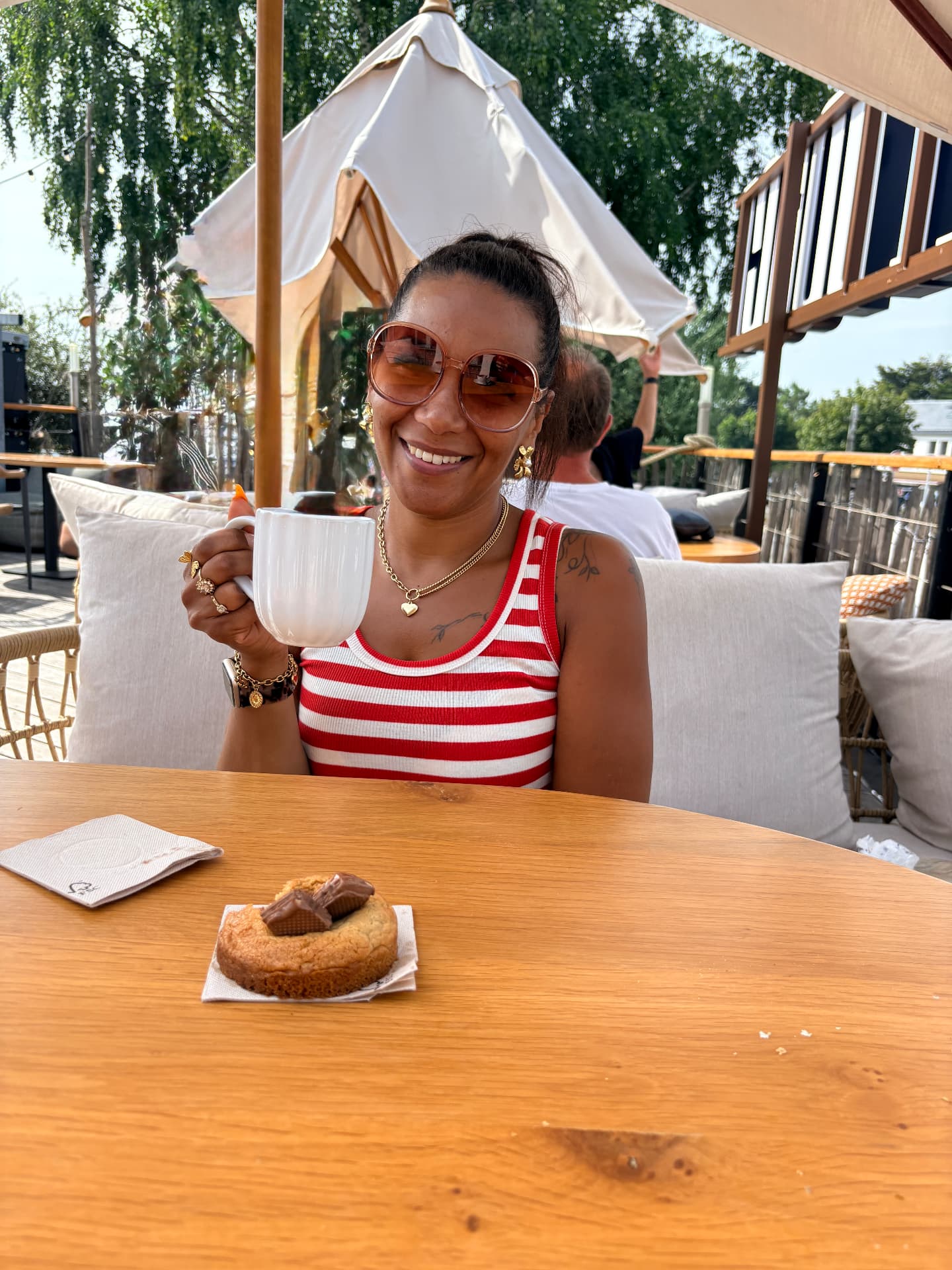Marion, coach nutrition certifiée, savourant un café en terrasse
